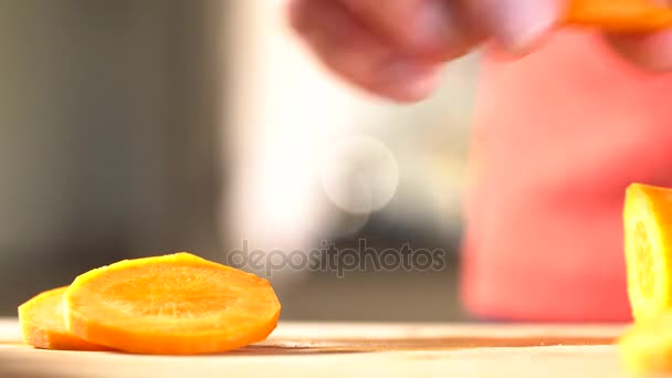 Mani Una Donna Con Coltello Tagliare Una Carota Con Coltello — Video Stock