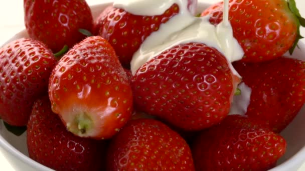 Chantilly Tomber Ralenti Sur Fraise — Video