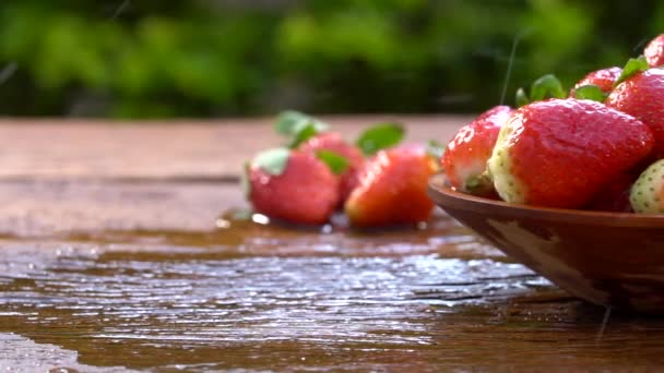 Φράουλες Ξύλινο Πίνακα Που Ψεκάζονται Νερό Σούπερ Αργή Βολή — Αρχείο Βίντεο