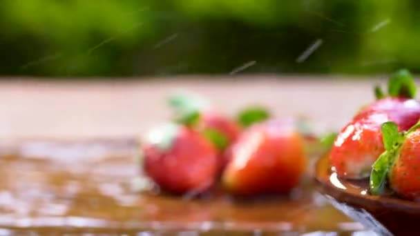 Aardbeien Houten Plank Wordt Besproeid Met Water Super Traag Schot — Stockvideo