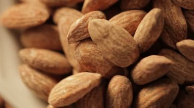 İçinde dönen badem kapatın. Besleyici gıda.