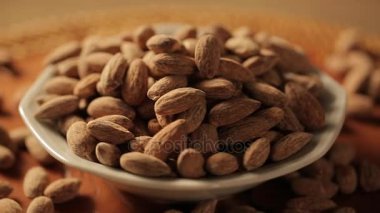 İçinde dönen badem kapatın. Besleyici gıda.