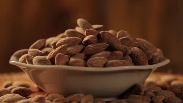 Almendras girando de cerca . — Vídeos de Stock