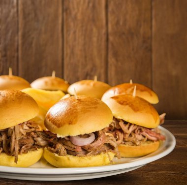 Çekti domuz sandviç Barbekü sos ve soğan ile