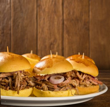 Çekti domuz sandviç Barbekü sos ve soğan ile
