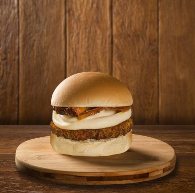 Lezzetli domuz pastırması peynirli Burger ahşap plaka üzerinde