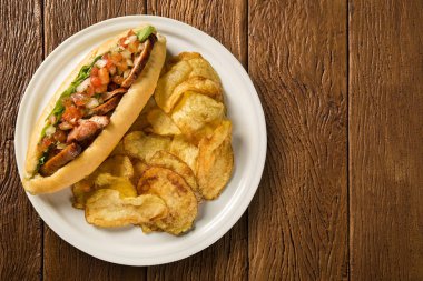 Çekti domuz salata sosu ile sandviç ve patates cips