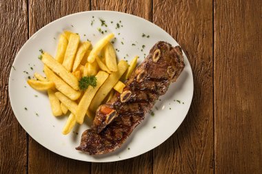 Kaburga çizgi ile Fransız kızarmış. Kaburga biftek kaburga ilkel bir sığır eti biftek dilimden kaburga kemiğiyle bağlı bir sığır eti hayvan olduğunu.