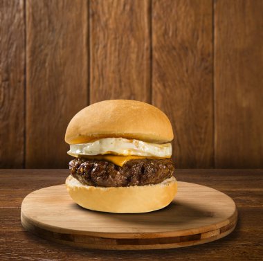 Lezzetli ve iştah açıcı hamburger çizburger yumurta ile