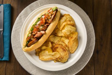 Çekti domuz salata sosu ile sandviç ve patates cips