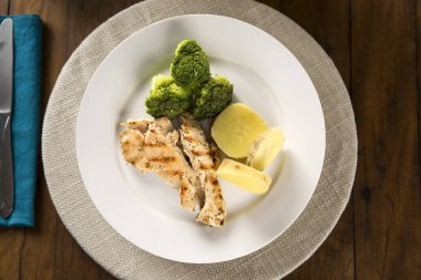 Izgara tavuk ve sebze plaka üzerinde lezzetli sağlıklı gıda. En baştan görüntülemek.