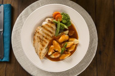 Izgara tavuk, Patates gnocchi, kırmızı sos ve plaka üzerinde sebze ile lezzetli sağlıklı gıda. En baştan görüntülemek.