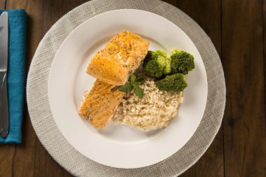 Sığır kaburga tabak patates cipsi ile. Yukarıdan görüntülemek.