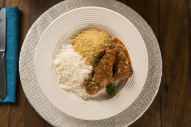 Pişmiş et ve un ve plaka üzerinde pirinç lezzetli sağlıklı gıda. En baştan görüntülemek.