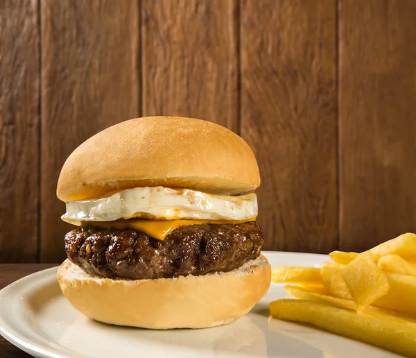 Вкусный и аппетитный чизбургер с яйцом — стоковое фото