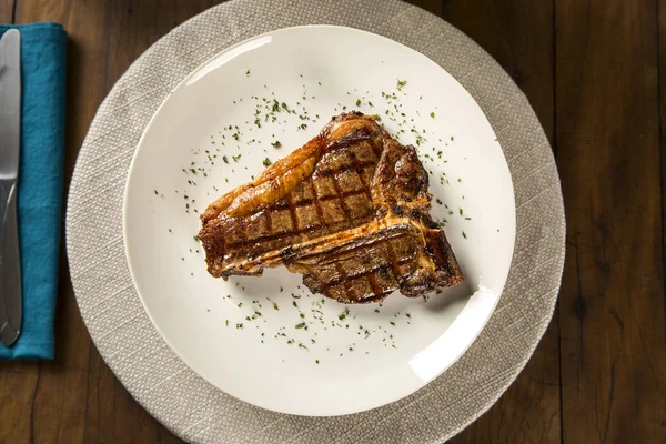 Mięso z grilla żeberka na białym talerzu — Zdjęcie stockowe