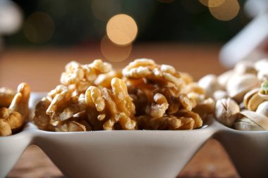 Köhne ahşap masadaki ceviz çekirdekleri