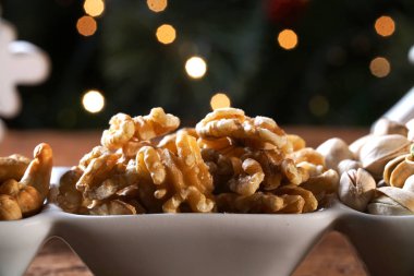 Köhne ahşap masadaki ceviz çekirdekleri.