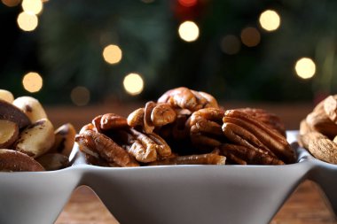 Köhne ahşap masadaki ceviz çekirdekleri