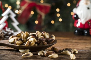 Brezilya fındık: Castanha Noel arka plan bulanık ile tahta bir kase içine Para yapmak.