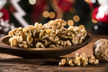 Köhne ahşap masadaki ceviz çekirdekleri