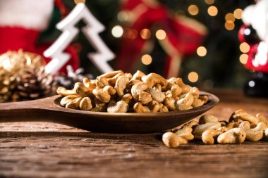 kaju fıstığı Noel arka plan bulanık ile gemide bir kasede