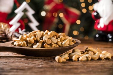 kaju fıstığı Noel arka plan bulanık ile gemide bir kasede
