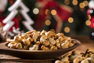 kaju fıstığı Noel arka plan bulanık ile gemide bir kasede