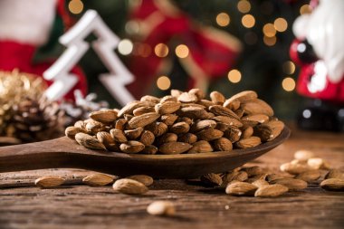 Bazı kavrulmuş badem Noel arka plan ile eski rustik ahşap tabloda closeup.