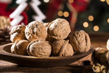 Köhne ahşap masadaki ceviz çekirdekleri