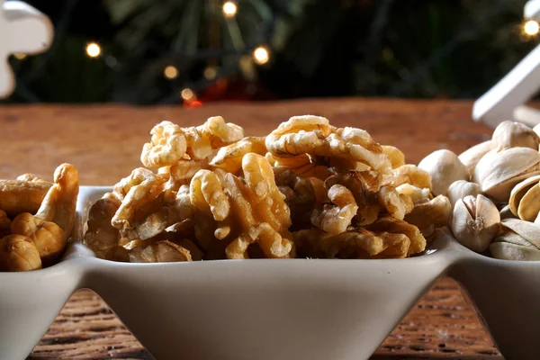 Köhne ahşap masadaki ceviz çekirdekleri.