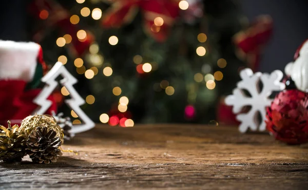 Fondo de luces borrosas de mesa de Navidad, Escritorio de madera en foco, Tablero de madera de Navidad, Habitación desenfocada — Foto de Stock