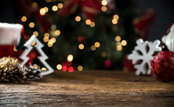 Fondo de luces borrosas de mesa de Navidad, Escritorio de madera en foco, Tablero de madera de Navidad, Habitación desenfocada . — Foto de Stock
