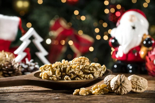 Köhne ahşap masadaki ceviz çekirdekleri