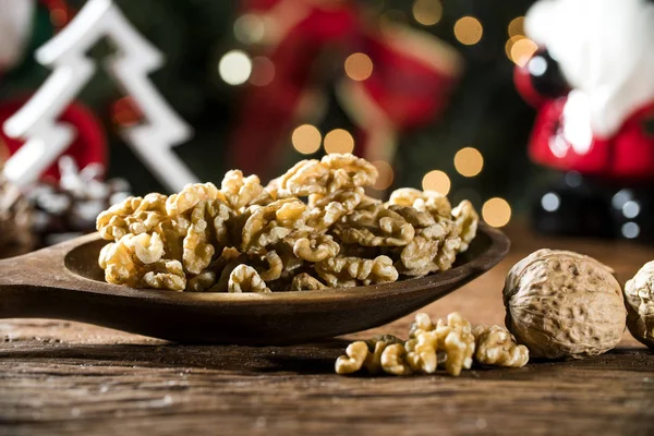 Köhne ahşap masadaki ceviz çekirdekleri