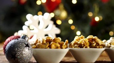 Ceviz taneleri kaju fıstığı ve bulanık Noel ile gemide bir kapta pistachions 