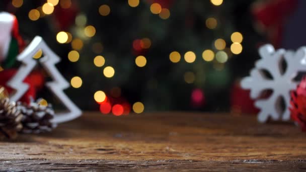 クリスマス テーブル ライト背景 フォーカス クリスマス木の板ぼかしホーム ルームで木製の机をぼやけています — ストック動画
