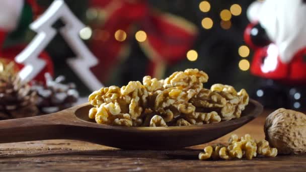 Einige Geröstete Cashewnüsse Auf Rustikalem Alten Holztisch Mit Weihnachtlichem Hintergrund — Stockvideo