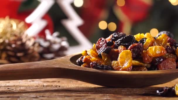 Rozijnen Een Houten Lepel Rustieke Oude Houten Tafel Met Kerstmis — Stockvideo