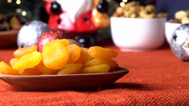 Albaricoques Secos Tazón Tablero Con Fondo Borroso Navidad — Vídeos de Stock