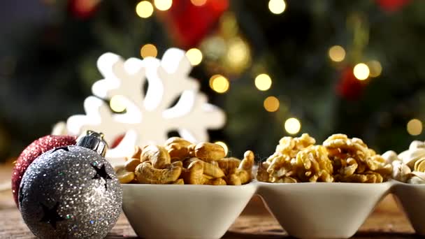 Walnut Kernels Cashewnoten Pistachions Een Kom Het Bord Met Wazig — Stockvideo