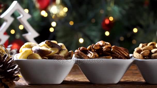 Nueces Nueces Brasileñas Almendras Tazón Sobre Una Rústica Mesa Madera — Vídeos de Stock