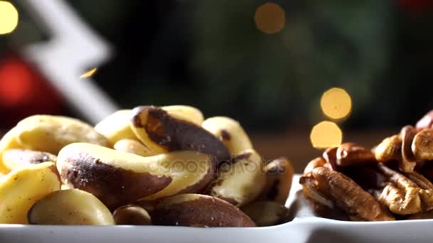 Walnusskerne Brasilianische Nüsse Und Mandeln Einer Schüssel Auf Einem Rustikalen — Stockvideo