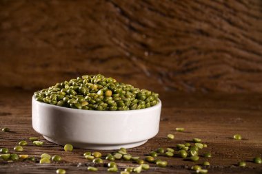 ahşap arka plan üzerinde mercimek