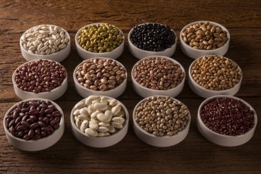 Kase ahşap arka plan üzerinde çeşitli fasulye