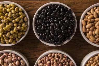 Kase ahşap arka plan üzerinde çeşitli fasulye