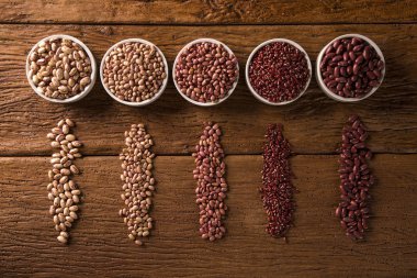 Kase ahşap arka plan üzerinde çeşitli fasulye