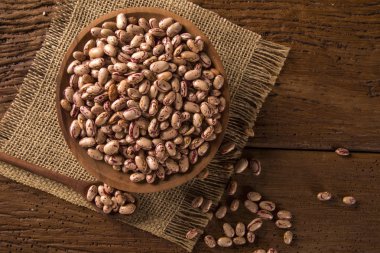 ahşap arka plan üzerine bir kase içine fasulye