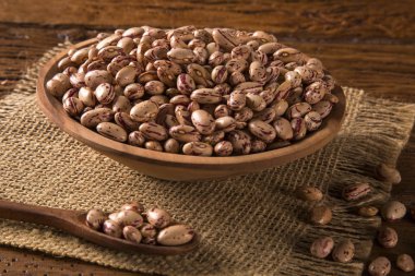 ahşap arka plan üzerine bir kase içine fasulye