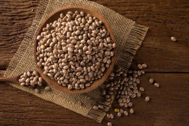 ahşap arka plan üzerine bir kase içine fasulye